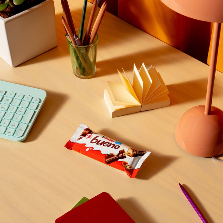 Kinder Bueno Chocolate & Hazelnut Cream Candy Bars, 20 × 43 g